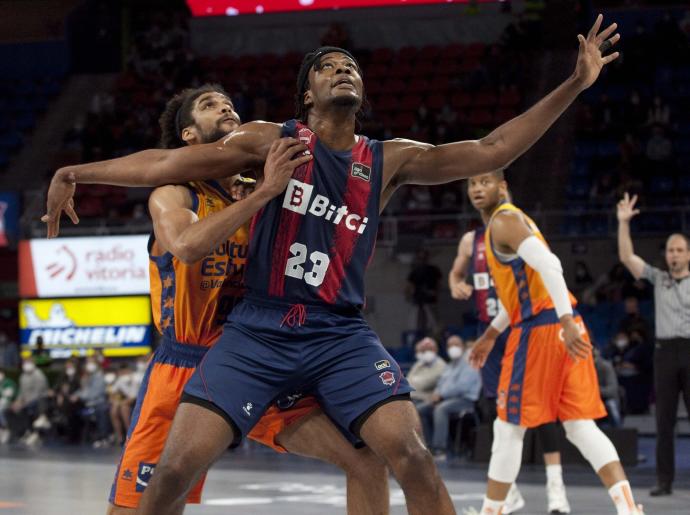 Enoch pugna con Labeyrie durante el último Baskonia Valencia Basket, duelo que cayó para el conjunto levantino por 71-78.