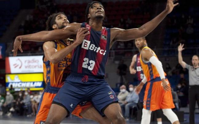 Enoch pugna con Labeyrie durante el último Baskonia Valencia Basket, duelo que cayó para el conjunto levantino por 71-78.
