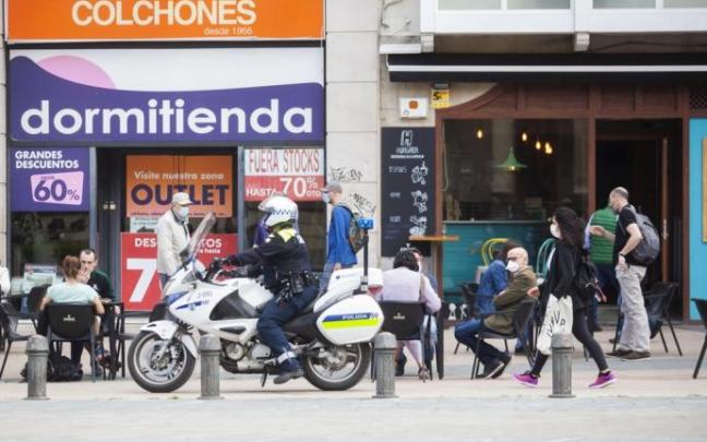 Viandantes en la vía pública de Vitoria. Viandantes en la vía pública de Vitoria.