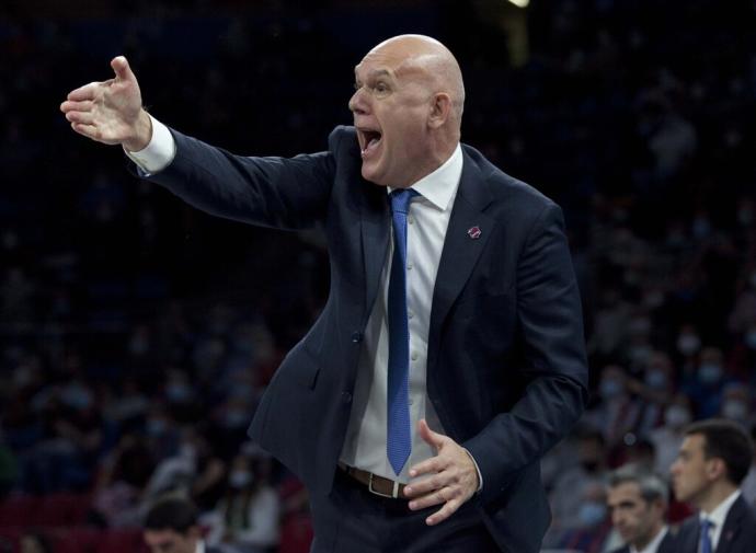 Spahija arenga a sus pupilos en un momento del partido de este domingo