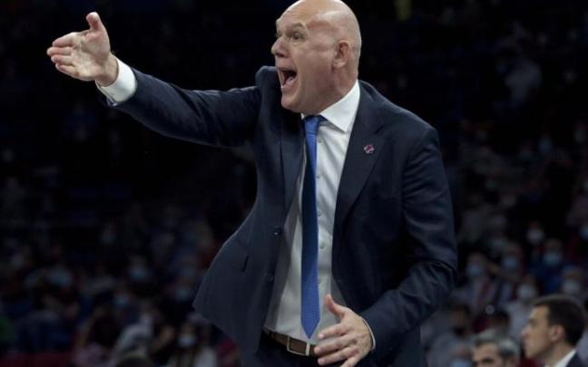 Spahija arenga a sus pupilos en un momento del partido de este domingo