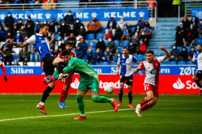 Joselu empuja al fondo de las mallas el único gol babazorro de la derrota contra el Celta