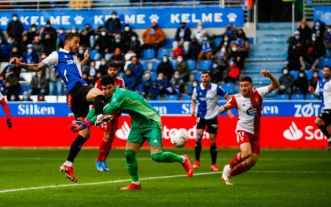 Joselu empuja al fondo de las mallas el único gol babazorro de la derrota contra el Celta