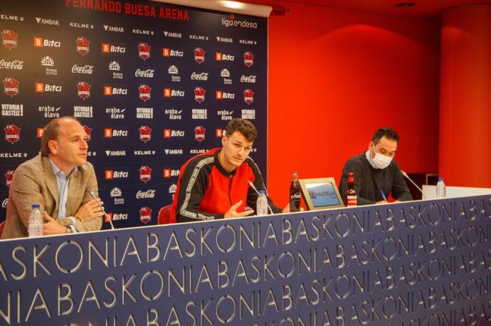 El fichaje de Yanni Wetzell, en el centro de la imagen, ha sido la última inversión del Baskonia para su plantilla