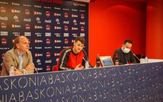 El fichaje de Yanni Wetzell, en el centro de la imagen, ha sido la última inversión del Baskonia para su plantilla