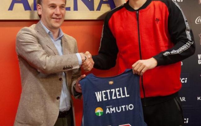 Félix Fernández posa junto a Yanni Wetzell, durante la presentación del pívot neozelandés