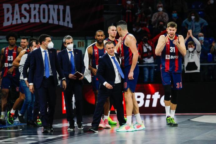 Jugadores y técnicos celebran la victoria continental ante el Barcelona