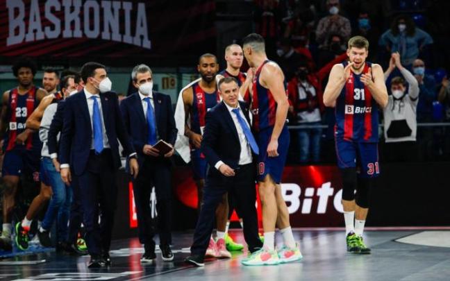 Jugadores y técnicos celebran la victoria continental ante el Barcelona