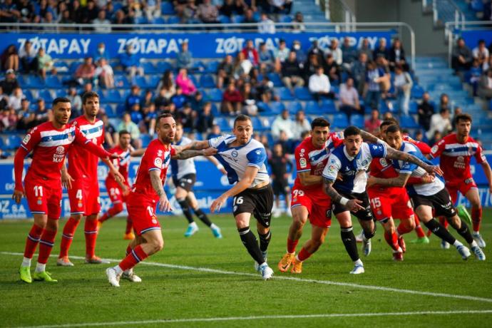 Escalante trata de rematar un córner durante la victoria del Alavés ante el Espanyol.