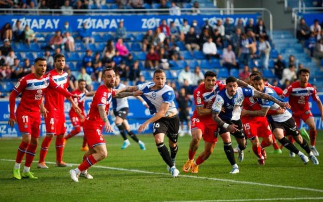 Escalante trata de rematar un córner durante la victoria del Alavés ante el Espanyol.