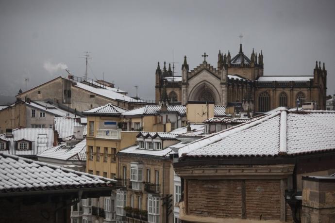 Panorámica de Vitoria con los tejados nevados.