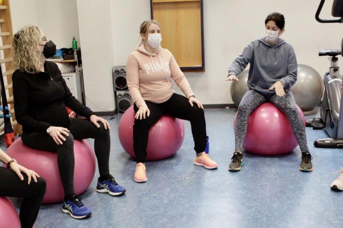 Un grupo de mujeres en una clase de gimnasia para embarazadas en Zuzuenak