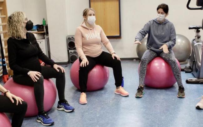 Un grupo de mujeres en una clase de gimnasia para embarazadas en Zuzuenak Un grupo de mujeres en una clase de gimnasia para embarazadas en Zuzuenak