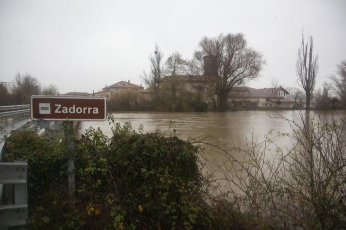 Río Zadorra cargado de agua.