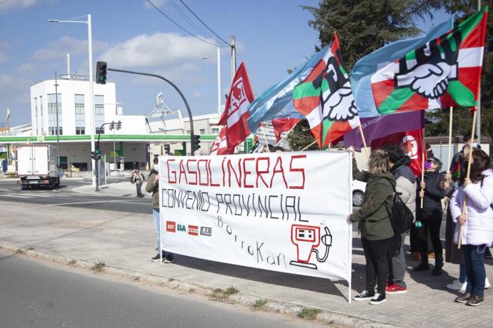 Concentración frente a una gasolinera de Vitoria.