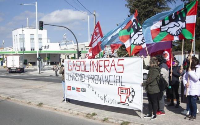 Concentración frente a una gasolinera de Vitoria.