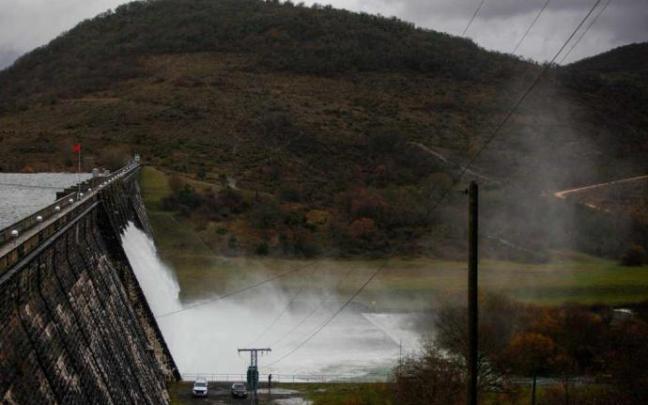 Desembalse del pantano de Ullibarri