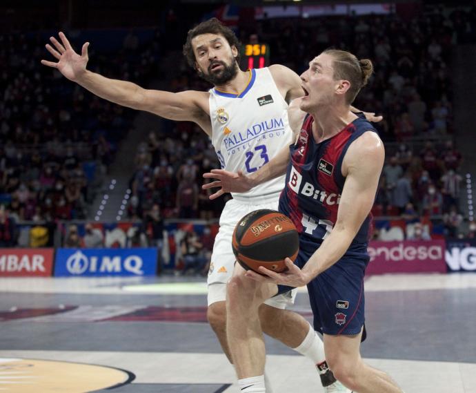 El Baskonia paga caro las segundas oportunidades dadas al Real Madrid, que casi dobló en capturas a los de Ivanovic: 45 rechaces a 24