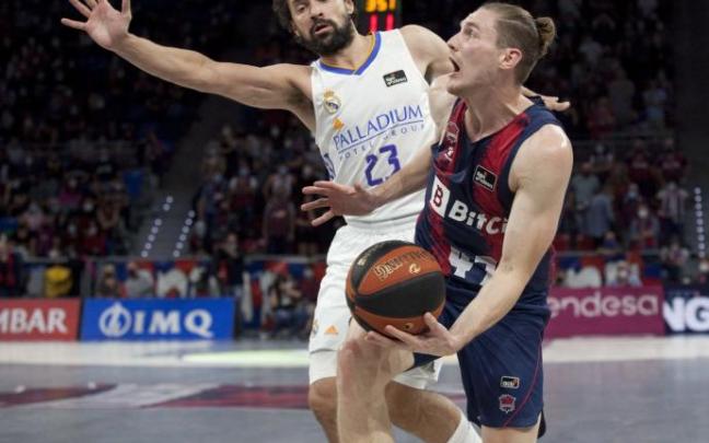 El Baskonia paga caro las segundas oportunidades dadas al Real Madrid, que casi dobló en capturas a los de Ivanovic: 45 rechaces a 24