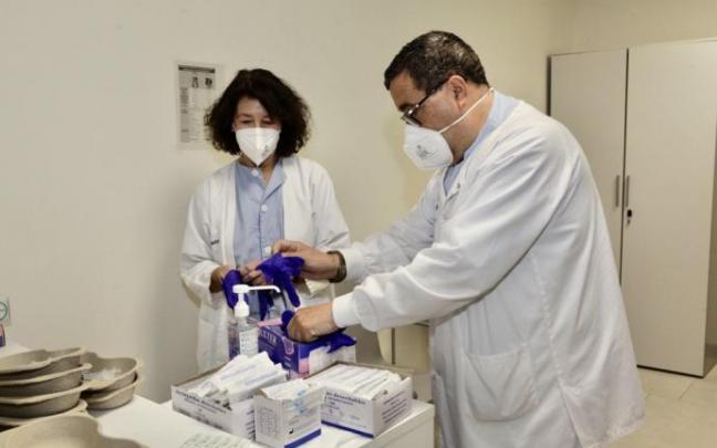 Arantza Laspiur en el centro de vacunación de Txagorritxu.