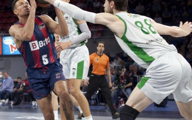 Baldwin se topa con Tomic en un avance hacia canasta.