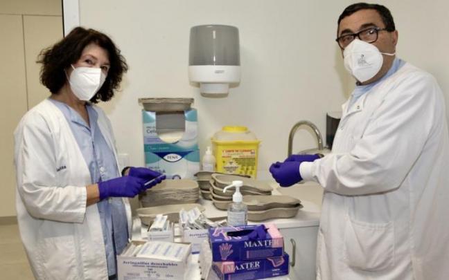 Arantza Laspiaur y Luis Naharro Macías, enfermeros en el punto de vacunación de Txagorritxu