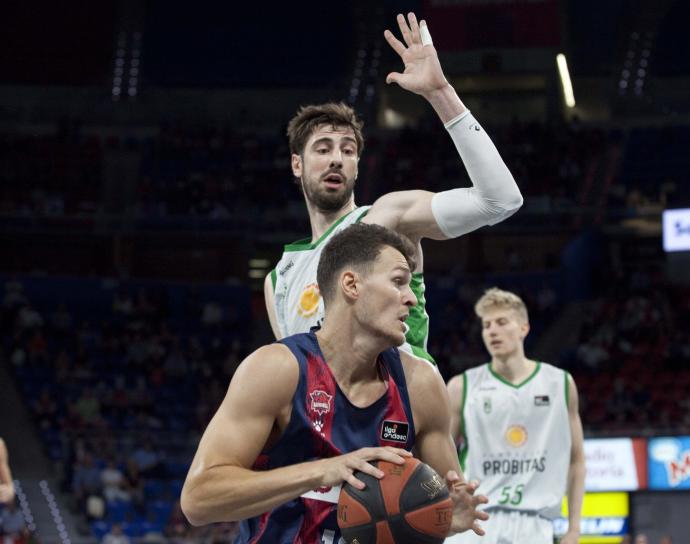 Wetzell intenta escapar de la intimidatoria presencia de Tomic durante el duelo del pasado sábado en el Buesa Arena.