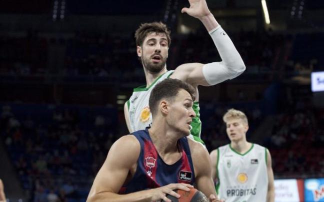 Wetzell intenta escapar de la intimidatoria presencia de Tomic durante el duelo del pasado sábado en el Buesa Arena.