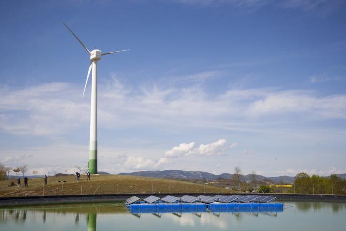 Una vista de la planta fotovoltaica flotante instalada en el Parque Tecnológico de Álava.