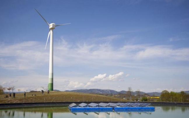 Una vista de la planta fotovoltaica flotante instalada en el Parque Tecnológico de Álava.