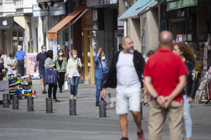 Gente en la calle por Vitoria.