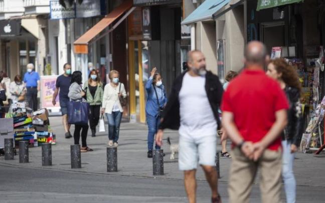 Gente en la calle por Vitoria.