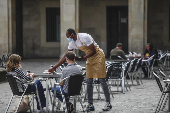 Gente con mascarilla en un terraza de Gasteiz.