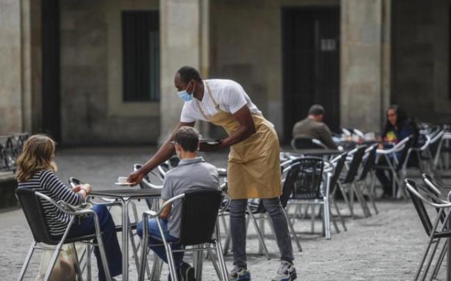Gente con mascarilla en un terraza de Gasteiz.