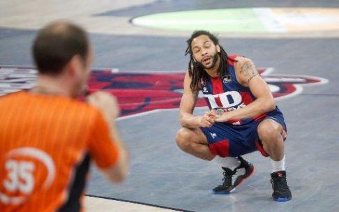 Henry se lamenta durante un partido de este curso
