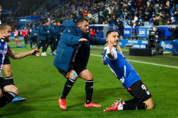 Joselu, perseguido por Rioja y el resto de sus compañeros, celebra el gol de la victoria