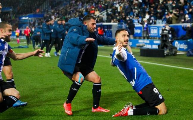 Joselu, perseguido por Rioja y el resto de sus compañeros, celebra el gol de la victoria