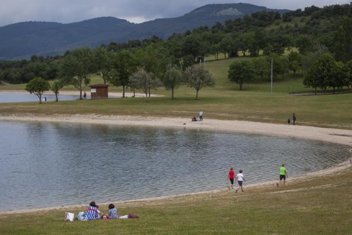 Fotos de gente en el pantano de Garaio.