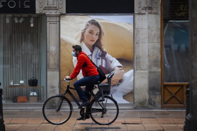 Una persona pasea en bicicleta por Gasteiz.