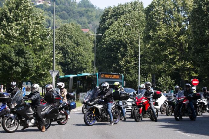 Motos circulando por Donostia en una movilización en favor de la seguridad.