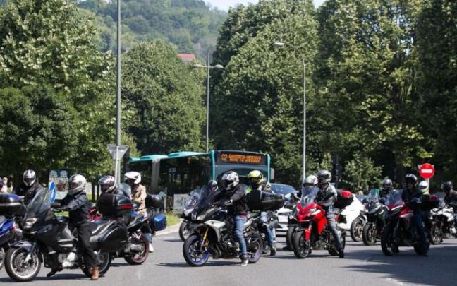 Motos circulando por Donostia en una movilización en favor de la seguridad.