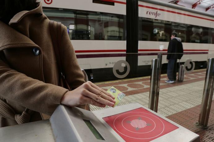 Una usuaria paga con la tarjeta Mugi en la estación del Norte de Donostia