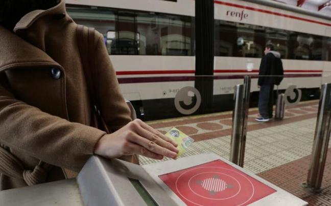 Una usuaria paga con la tarjeta Mugi en la estación del Norte de Donostia Una usuaria paga con la tarjeta Mugi en la estación del Norte de Donostia