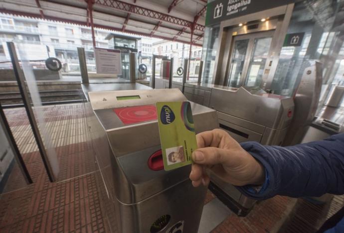 La tarjeta Mugi se podrá usar desde el lunes en los autobuses urbanos de Vitoria