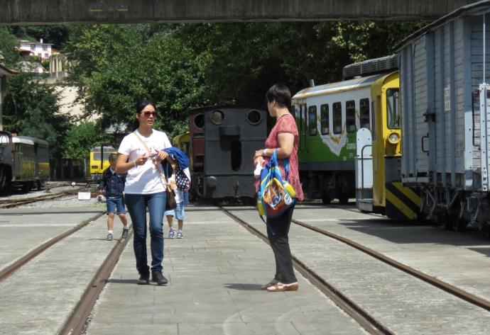 Turistas en el Museo vasco del Ferrocarril de Azpeitia