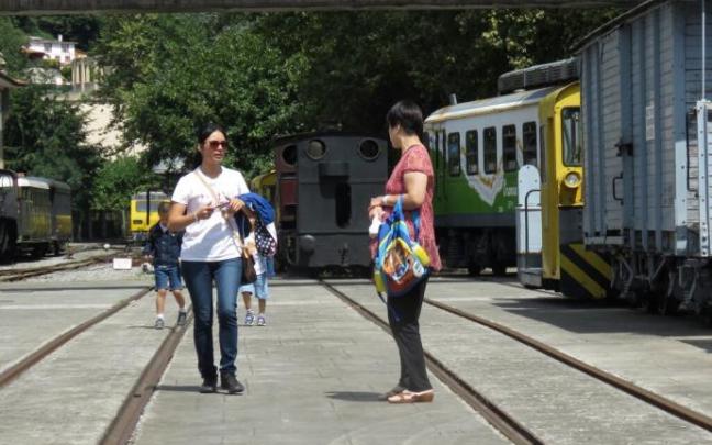 Turistas en el Museo vasco del Ferrocarril de Azpeitia Turistas en el Museo vasco del Ferrocarril de Azpeitia