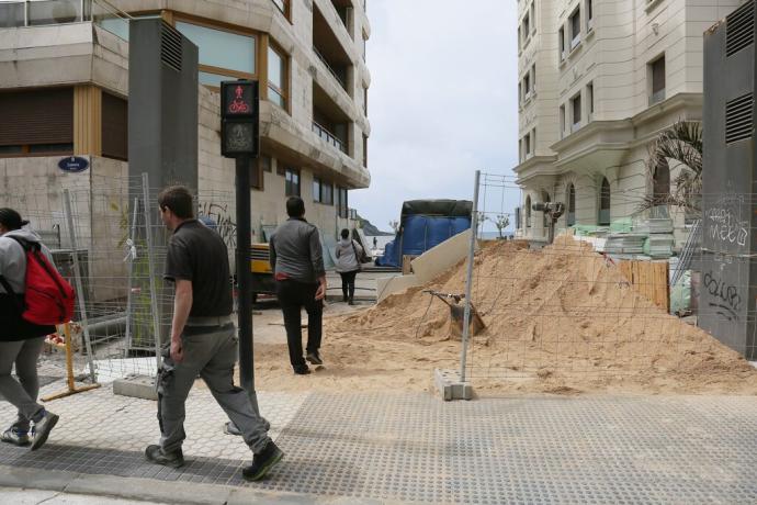 Un montón de arena en la zona de obras del túnel del Topo bajo La Concha.