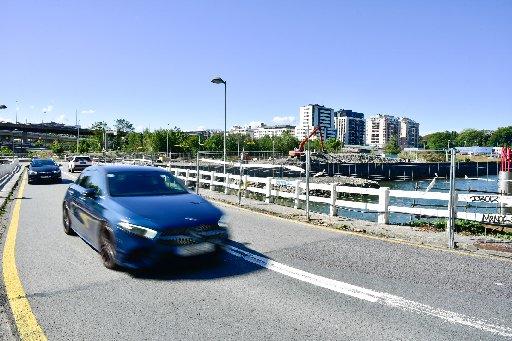 Un coche pasa por el viejo puente de Astiñene, que será derribado cuando se levante el nuevo, al lado.