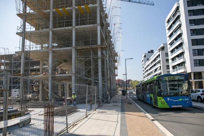 Viviendas en construcción en el barrio donostiarra de Txomin