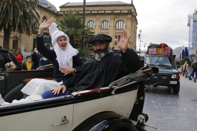 Olentzero y Mari Domingi recorrierron por sorpresa las calles del centro de Donostia el pasado 24 de diciembre.